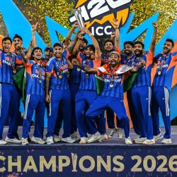 Los jugadores de India celebran con el trofeo tras ganar la final de la Copa Mundial de Críquet T20 Masculina ICC 2026 contra Nueva Zelanda en el Estadio Narendra Modi en Ahmedabad. | Foto:PUNIT PARANJPE / AFP