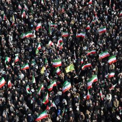 Manifestantes ondean banderas nacionales iraníes durante una manifestación en apoyo al nuevo Líder Supremo en la plaza Enghelab, en el centro de Teherán. Irán celebró el nombramiento del ayatolá Mojtaba Jamenei como líder supremo en reemplazo de su padre con una nueva andanada de misiles contra Israel y los países del Golfo, mientras la guerra en Oriente Medio disparaba los precios del petróleo. | Foto:AFP