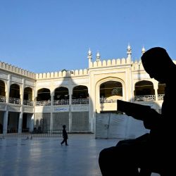 Un devoto musulmán recita el Sagrado Corán mientras observa Itikaf, un retiro espiritual en una mezquita durante el mes sagrado islámico de ayuno de Ramadán en Karachi, Pakistán. | Foto:Asif Hassan / AFP