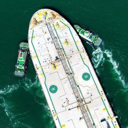 Un petrolero crudo es guiado a un atracadero en la terminal petrolera del puerto de Qingdao, en la provincia oriental china de Shandong. | Foto:CN-STR / AFP