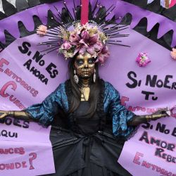 Una mujer desfila con un cartel que dice: «Si no es ahora, ¿cuándo? Si no es aquí, ¿dónde? Si no eres tú, ¿quién? Si no es con amor y rebeldía, ¿cómo?» durante una manifestación conmemorativa del Día Internacional de la Mujer en Madrid. | Foto:Thomas Coex / AFP