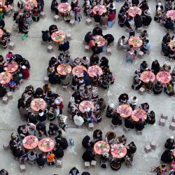 Vista aérea tomada con un dron de personas disfrutando de un gran banquete durante el festival "pohui", en la ciudad de Liuzhou, en la región autónoma zhuang de Guangxi, en el sur de China. | Foto:Xinhua/Huang Xiaobang