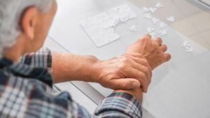 Aprueba tratamiento para la enfermedad de Parkinson.