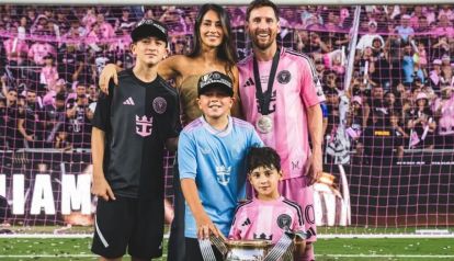 Lionel Messi y Antonela Roccuzzo junto a sus hijos