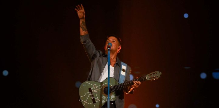 El cantautor español Alejandro Sanz actúa durante su gira ¿Y Ahora Que?,en el Campo Argentino de Polo de Buenos Aires.
