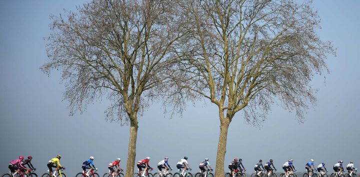 El pelotón recorre la primera etapa de la carrera ciclista París-Niza, 170,9 km entre Achères y Carrières-sous-Poissy.