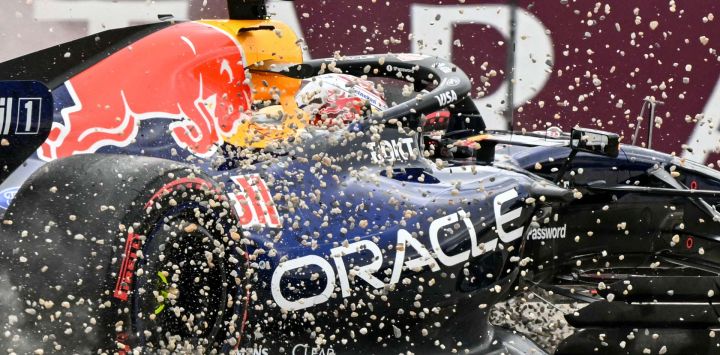 El piloto holandés de Red Bull Racing, Max Verstappen, se estrella durante la sesión de clasificación del Gran Premio de Australia de Fórmula Uno en el Circuito Albert Park en Melbourne.