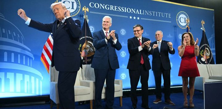 El presidente de Estados Unidos, Donald Trump, baila al ritmo de la canción "YMCA" de Village People mientras (izq./der.) el líder de la mayoría de la Cámara de Representantes, Tom Emmer; el presidente de la Cámara de Representantes, Mike Johnson; el líder de la mayoría, Steve Scalise; y la presidenta de la conferencia, Lisa McClain, aplauden durante la Conferencia de Asuntos de Miembros Republicanos en Trump National Doral en Miami, Florida.
