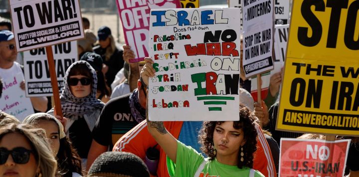 Imagen de personas asistiendo a una manifestación en contra de los ataques estadounidenses e israelíes en Irán frente al Ayuntamiento de Los Angeles, en California, Estados Unidos.
