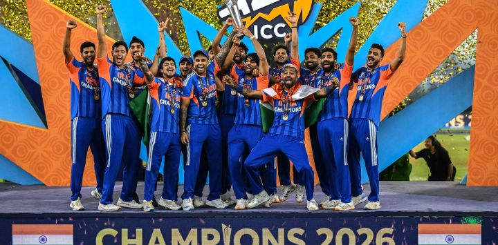 Los jugadores de India celebran con el trofeo tras ganar la final de la Copa Mundial de Críquet T20 Masculina ICC 2026 contra Nueva Zelanda en el Estadio Narendra Modi en Ahmedabad.