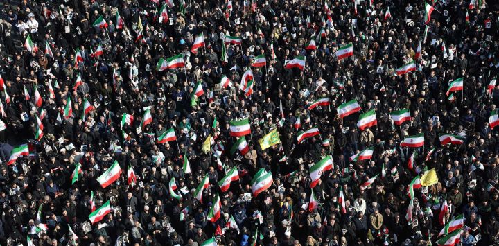 Manifestantes ondean banderas nacionales iraníes durante una manifestación en apoyo al nuevo Líder Supremo en la plaza Enghelab, en el centro de Teherán. Irán celebró el nombramiento del ayatolá Mojtaba Jamenei como líder supremo en reemplazo de su padre con una nueva andanada de misiles contra Israel y los países del Golfo, mientras la guerra en Oriente Medio disparaba los precios del petróleo.