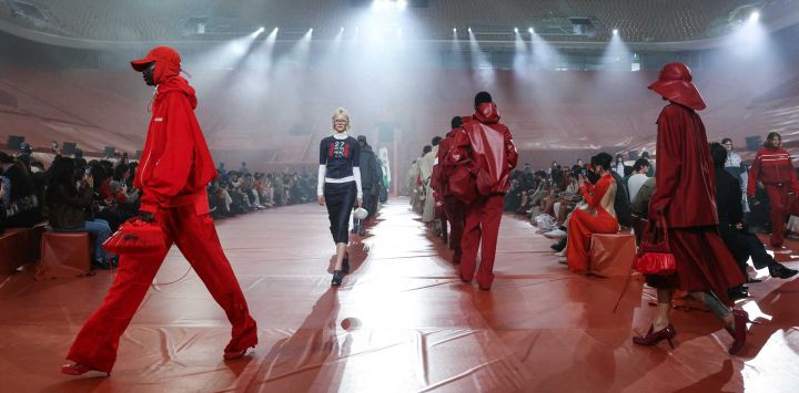 Modelos presentan una creación de Lacoste para el desfile de la colección prêt-à-porter femenina otoño/invierno 2026-2027, en el marco de la Semana de la Moda de París, en la cancha de tenis Philippe Chatrier del Complejo Roland-Garros, en París.