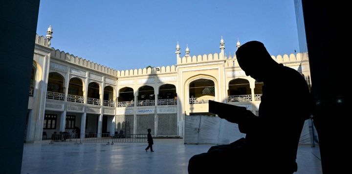 Un devoto musulmán recita el Sagrado Corán mientras observa Itikaf, un retiro espiritual en una mezquita durante el mes sagrado islámico de ayuno de Ramadán en Karachi, Pakistán.
