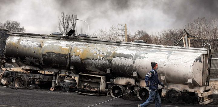 Un miembro de la defensa civil iraní camina con una manguera junto a un camión cisterna de combustible destruido cerca de un incendio en curso tras un ataque aéreo nocturno contra la refinería de petróleo de Shahran, en el noroeste de Teherán. Estados Unidos e Israel lanzaron ataques contra Irán, lo que provocó una rápida represalia por parte de la república islámica, que respondió con ataques con misiles en toda la región. La guerra ha arrastrado a las potencias mundiales, ha trastocado los sectores energético y del transporte a nivel mundial y ha sembrado el caos incluso en zonas habitualmente pacíficas de la inestable región.