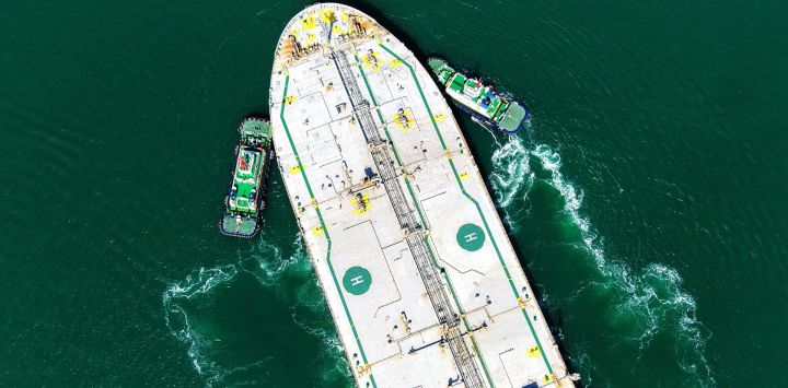 Un petrolero crudo es guiado a un atracadero en la terminal petrolera del puerto de Qingdao, en la provincia oriental china de Shandong.