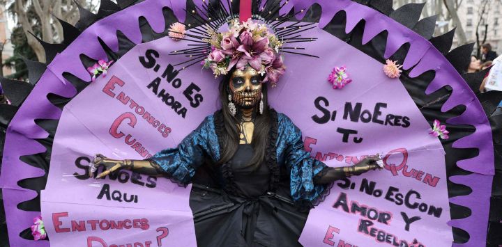 Una mujer desfila con un cartel que dice: «Si no es ahora, ¿cuándo? Si no es aquí, ¿dónde? Si no eres tú, ¿quién? Si no es con amor y rebeldía, ¿cómo?» durante una manifestación conmemorativa del Día Internacional de la Mujer en Madrid.