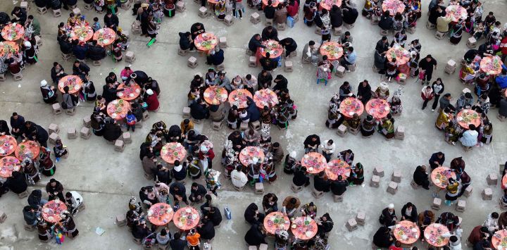 Vista aérea tomada con un dron de personas disfrutando de un gran banquete durante el festival "pohui", en la ciudad de Liuzhou, en la región autónoma zhuang de Guangxi, en el sur de China.