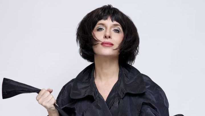 Carla Peterson deslumbró con la diseñadora francesa Sylvie Geronimi: explosión de colores y estilo sixtie