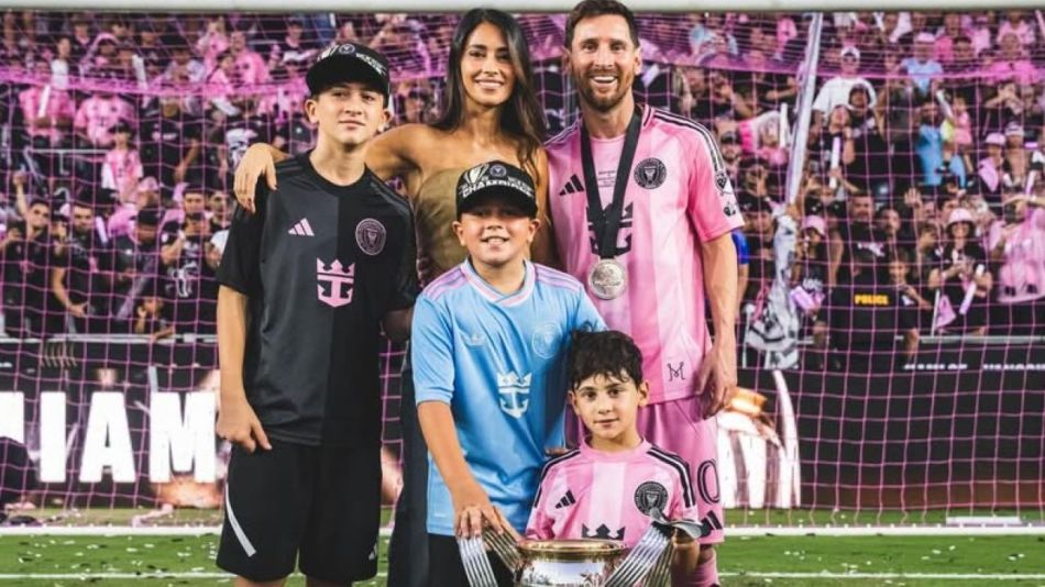 Lionel Messi y Antonela Roccuzzo junto a sus hijos
