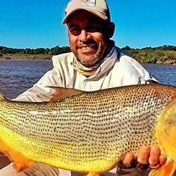 Los ríos Río Dulce y Salado ofrecen condiciones ideales para la pesca deportiva, generando un circuito turístico que involucra a guías de pesca, alojamientos rurales, prestadores de servicios, comercios, gastronomía y transporte. Todos estos sectores encuentran en esta actividad una importante fuente de trabajo y desarrollo local.