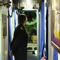 No tiene cuartos ni baños para los marineros.