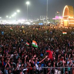 Aficionados de la India ven la transmisión en vivo de la final de la Copa Mundial de Críquet T20 Masculina ICC 2026 entre India y Nueva Zelanda, en una pantalla en la playa Marina de Chennai. | Foto:R. Satish Babu / AFP