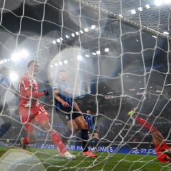 El centrocampista alemán del Bayern Múnich, Jamal Musiala, marca el sexto gol de su equipo durante el partido de ida de los octavos de final de la UEFA Champions League entre el Atalanta y el Bayern Múnich en el estadio Gewiss de Bérgamo. | Foto:ALBERTO PIZZOLI / AFP