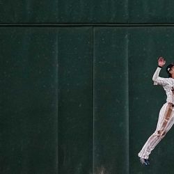 El japonés Ukyo Shuto salta para atrapar una pelota durante el partido del Grupo C del Clásico Mundial de Béisbol (CMB) entre Japón y Corea del Sur en el Tokyo Dome, Tokio. | Foto:Yuichi Yamazaki / AFP