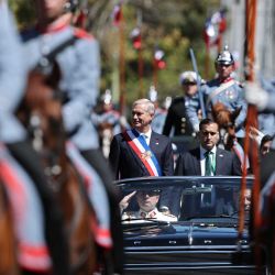 El nuevo presidente de Chile, José Antonio Kast, sale del Congreso en el auto presidencial descapotable tras su ceremonia de investidura en Valparaíso, Chile. | Foto:Javier Torres / AFP
