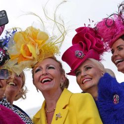 Los aficionados a las carreras posan para fotografías a su llegada al hipódromo de Cheltenham, en el oeste de Inglaterra, durante el segundo día del Festival de Cheltenham. | Foto:Adrian Dennis / AFP