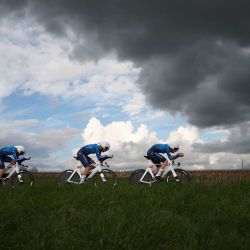 Los ciclistas de Groupama-FDJ United compiten durante la tercera etapa de la carrera ciclista París-Niza, una contrarreloj por equipos de 23,5 km entre Cosne-Cours-sur-Loire y Pouilly-sur-Loire. | Foto:ANNE-CHRISTINE POUJOULAT / AFP