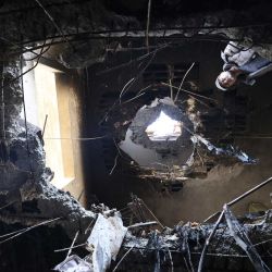  Un hombre palestino observa los daños que, según los residentes, fueron causados por fragmentos de un cohete iraní interceptado que impactó en un edificio palestino de tres plantas en la ciudad cisjordana de Bidya, al oeste de Salfit. El ejército israelí anunció el inicio de una nueva oleada de ataques a gran escala en Irán, que también impactaba infraestructuras de Hezbolá en Beirut, la capital del Líbano. Los nuevos ataques, dirigidos contra lo que el ejército israelí denominó "infraestructuras del régimen terrorista iraní", se produjeron en el duodécimo día de la guerra entre Estados Unidos e Israel contra Teherán. | Foto:JAAFAR ASHTIYEH / AFP