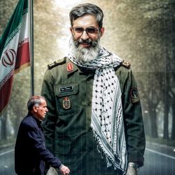 Un hombre pasa junto a una pancarta que representa la imagen de un joven ayatolá Alí Jamenei, el difunto líder supremo de Irán, quien murió en un ataque estadounidense-israelí en Teherán. Esta pancarta fue exhibida en la céntrica plaza Tahrir de Bagdad, Irak. | Foto:AHMAD AL-RUBAYE / AFP