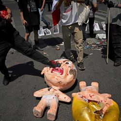 Un manifestante patea una piñata que representa al primer ministro israelí, Benjamin Netanyahu, frente al consulado estadounidense durante una protesta contra el conflicto en Oriente Medio en la Ciudad de México. | Foto:CARL DE SOUZA / AFP