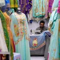 Un sastre trabaja con una máquina de coser en una tienda de ropa en un bazar de Manama, la capital de Baréin. La Guardia Revolucionaria de Irán declaró que había atacado varias bases estadounidenses en Kuwait y Baréin durante la guerra con Estados Unidos e Israel. | Foto:AFP