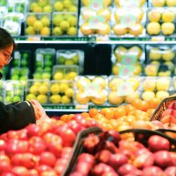 Una cliente selecciona frutas en un supermercado, en Wuxi, en la provincia de Jiangsu, en el este de China. El índice de precios al consumidor (IPC) de China, un indicador principal de la inflación, aumentó un 1,3 por ciento interanual en febrero, impulsado por los efectos de las vacaciones de la Fiesta de la Primavera, según datos oficiales. | Foto:Xinhua/Huan Yueliang