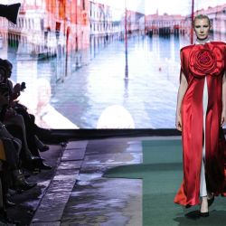 Una modelo presenta una creación de Pierre Cardin para el desfile de la colección prêt-à-porter femenina otoño/invierno 2026-2027, en el marco de la Semana de la Moda de París. | Foto:Thomas Samson / AFP