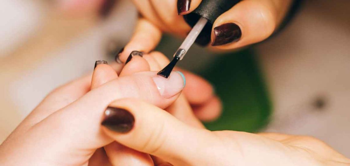 Uñas "chocolate mocha": la manicura elegante que será tendencia este invierno 2026