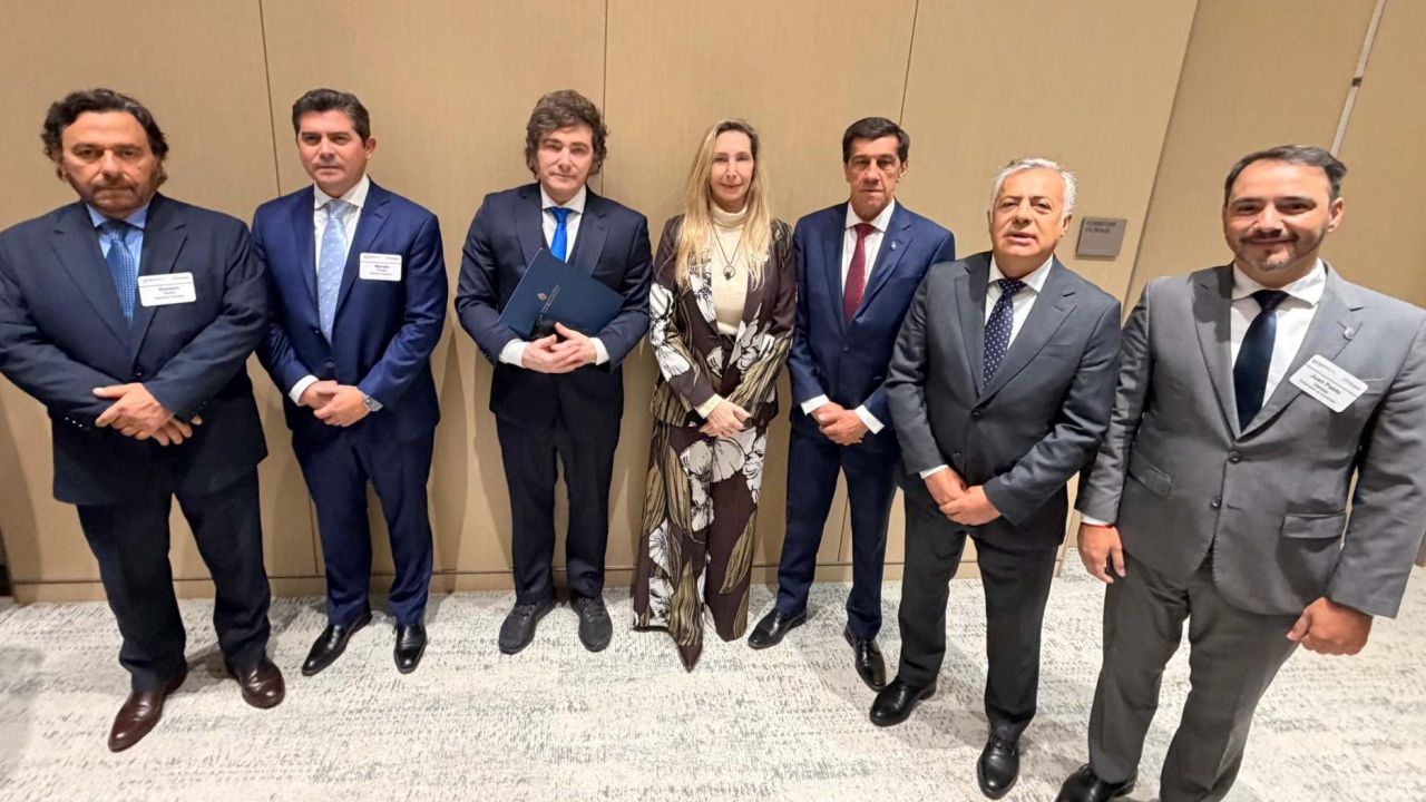 Javier Milei y Karina Milei, junto a los gobernadores Gustavo Sáenz (Salta), Marcelo Orrego (San Juan), Carlos Sadir (Jujuy), Alfredo Cornejo (Mendoza) y Juan Pablo Valdés (Corrientes), en el marco de la Argentina Week en Nueva York. | Foto:CEDOC