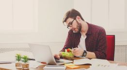 Comer solo en el trabajo
