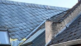 El fragmento espacial perforó el techo de una vivienda en Koblenz dejando un orificio del tamaño de una pelota de fútbol: los ocupantes tuvieron suerte, no había nadie en ese cuarto.