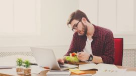 Uno de cada tres trabajadores en Argentina come solo durante la jornada laboral