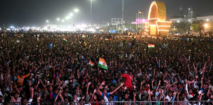 Aficionados de la India ven la transmisión en vivo de la final de la Copa Mundial de Críquet T20 Masculina ICC 2026 entre India y Nueva Zelanda, en una pantalla en la playa Marina de Chennai.