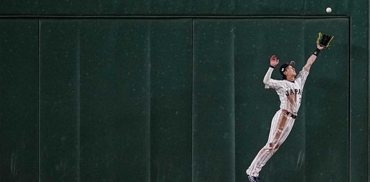 El japonés Ukyo Shuto salta para atrapar una pelota durante el partido del Grupo C del Clásico Mundial de Béisbol (CMB) entre Japón y Corea del Sur en el Tokyo Dome, Tokio.