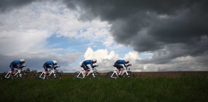 Los ciclistas de Groupama-FDJ United compiten durante la tercera etapa de la carrera ciclista París-Niza, una contrarreloj por equipos de 23,5 km entre Cosne-Cours-sur-Loire y Pouilly-sur-Loire.