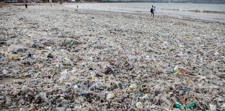 Residuos marinos y desechos plásticos arrastrados a la costa durante la temporada de monzones cubren la playa de Jimbaran en la isla turística de Bali, Indonesia.