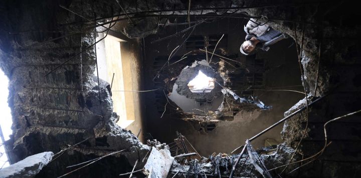  Un hombre palestino observa los daños que, según los residentes, fueron causados por fragmentos de un cohete iraní interceptado que impactó en un edificio palestino de tres plantas en la ciudad cisjordana de Bidya, al oeste de Salfit. El ejército israelí anunció el inicio de una nueva oleada de ataques a gran escala en Irán, que también impactaba infraestructuras de Hezbolá en Beirut, la capital del Líbano. Los nuevos ataques, dirigidos contra lo que el ejército israelí denominó "infraestructuras del régimen terrorista iraní", se produjeron en el duodécimo día de la guerra entre Estados Unidos e Israel contra Teherán.