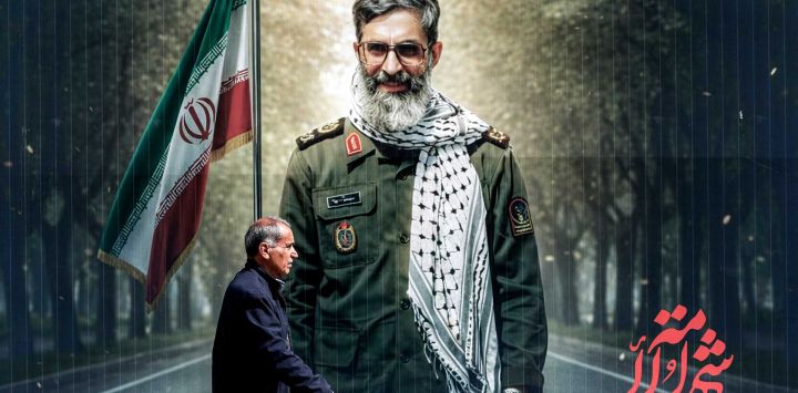 Un hombre pasa junto a una pancarta que representa la imagen de un joven ayatolá Alí Jamenei, el difunto líder supremo de Irán, quien murió en un ataque estadounidense-israelí en Teherán. Esta pancarta fue exhibida en la céntrica plaza Tahrir de Bagdad, Irak.