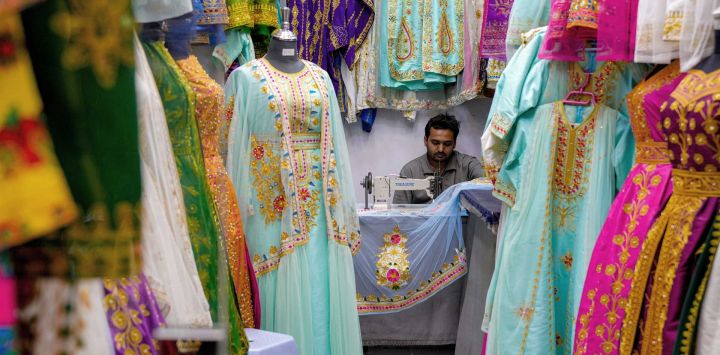 Un sastre trabaja con una máquina de coser en una tienda de ropa en un bazar de Manama, la capital de Baréin. La Guardia Revolucionaria de Irán declaró que había atacado varias bases estadounidenses en Kuwait y Baréin durante la guerra con Estados Unidos e Israel.