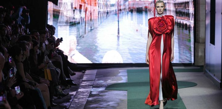 Una modelo presenta una creación de Pierre Cardin para el desfile de la colección prêt-à-porter femenina otoño/invierno 2026-2027, en el marco de la Semana de la Moda de París.